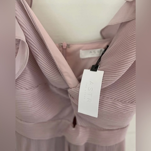 NWT ASTR The Label Golden Hour Jumpsuit MEDIUM Pleated Wide Leg Sleeveless Lilac - Picture 6 of 6